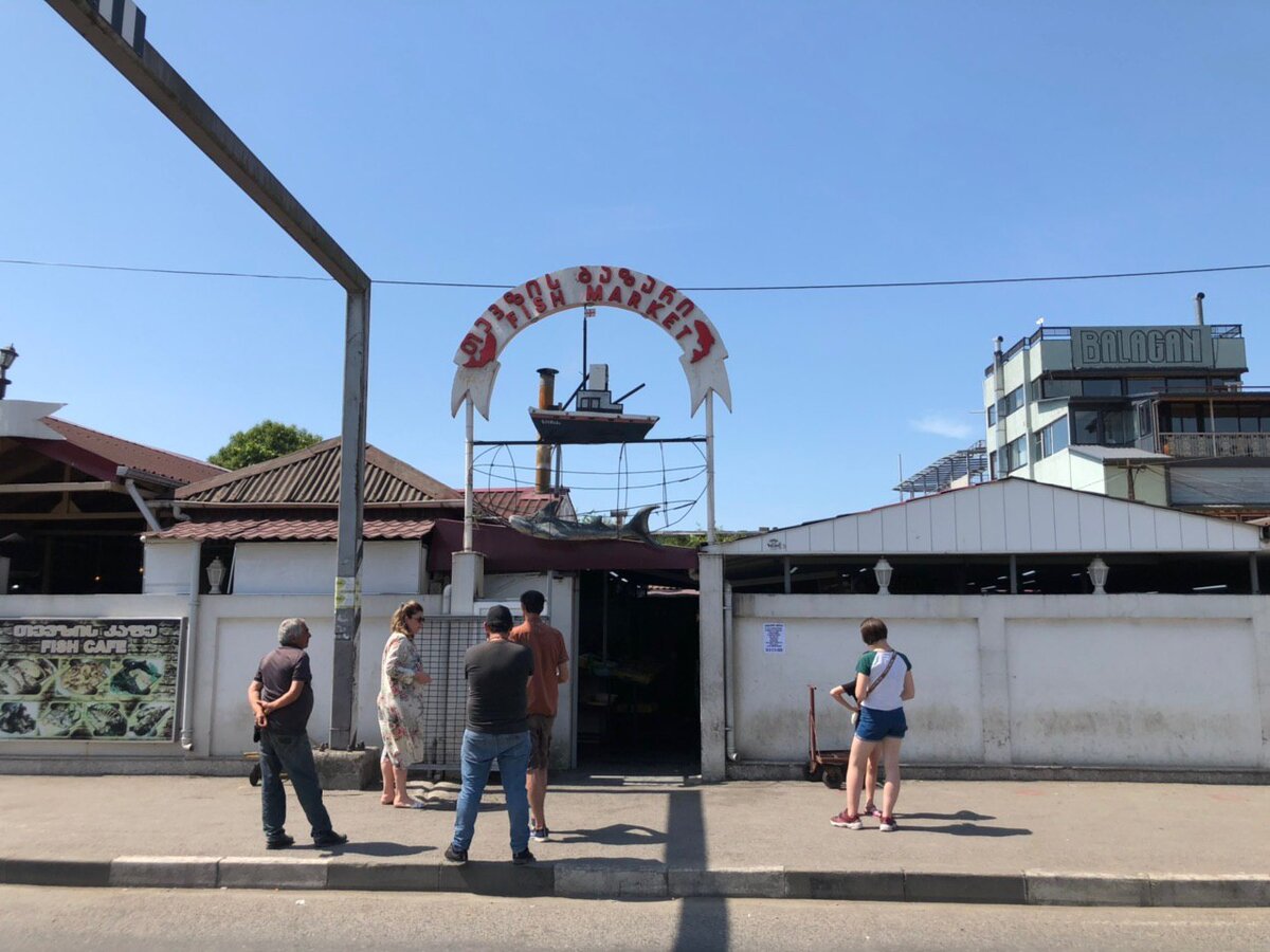 Покупатели ждут открытия рынка. Он открывается в 10.00 Фото из личного архива