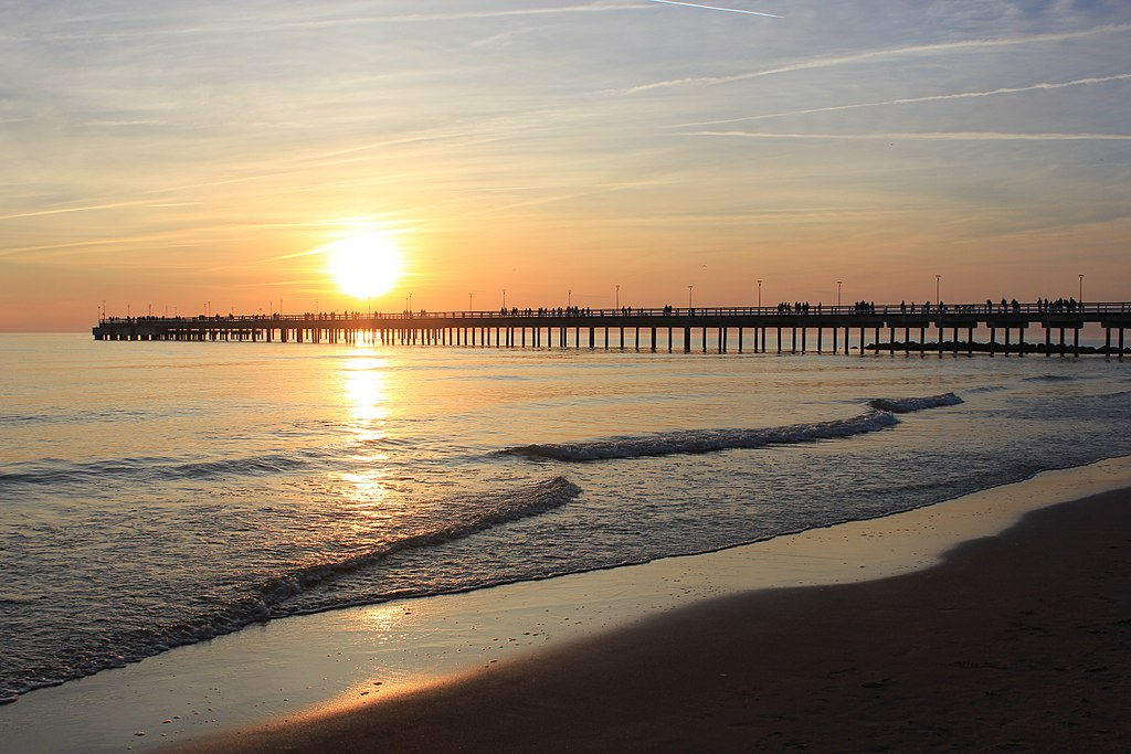 Паланга. Пирс, закат. Автор: Andrzej Otrębski - собственная работа, CC BY-SA 4.0, https://commons.wikimedia.org/w/index.php?curid=61246308.