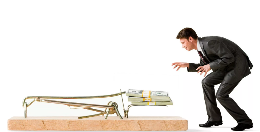 Он ей реально поверил, да и лёгкие деньги сыграли свою роль. Заманили его неплохо