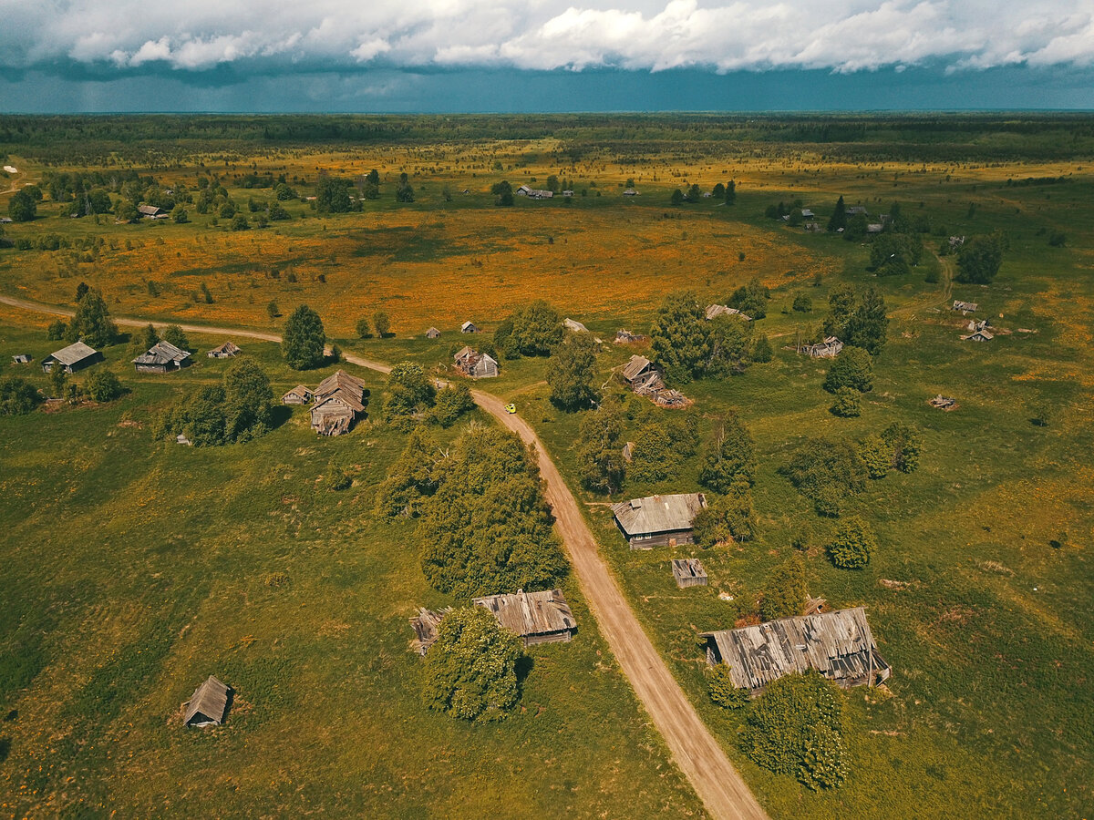 Урочище Красная Ляга. Пологая круглая долина в центре  - бывшее озеро, вокруг которого было построено село. Здесь и далее фото из открытых источников