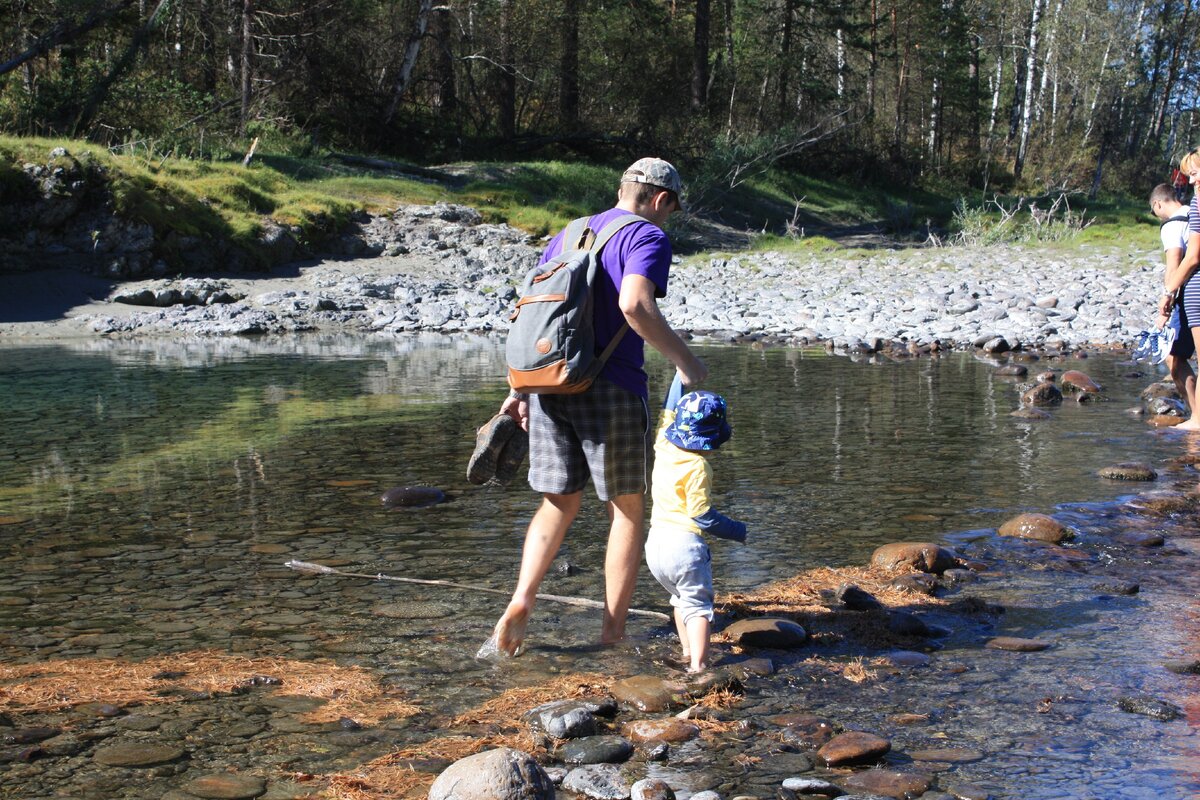 Даже прогулялись босиком по бодрящей воде.