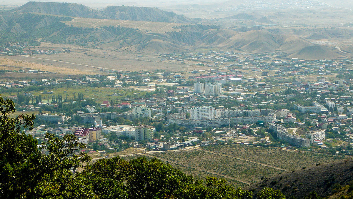 Вид на город Судак с Перчема. Этот вид далеко не с вершин. Этот вид с середины пути