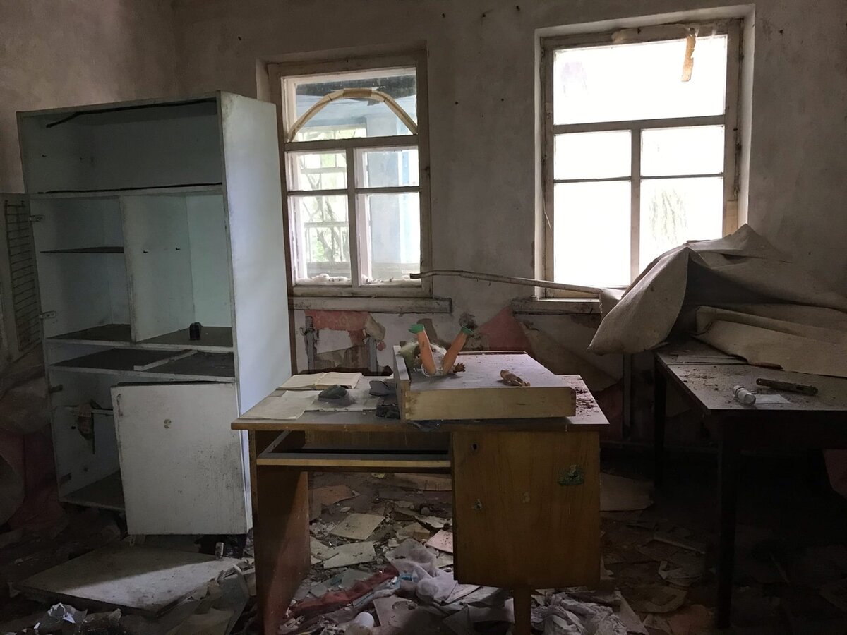 Зашли в брошенный дом в Чернобыле, теперь это маленький музей. Бывшее село Лелев