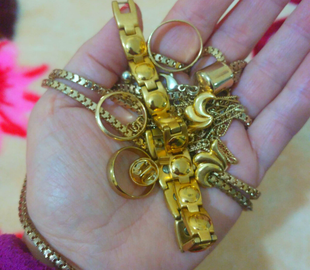 Листайте вправо. Личное фото. Подрастратили золотишко в трудные моменты. Это все, что осталось. Мужской комплект у нас купили , как подарок на свадьбу. Не плохое вложение.