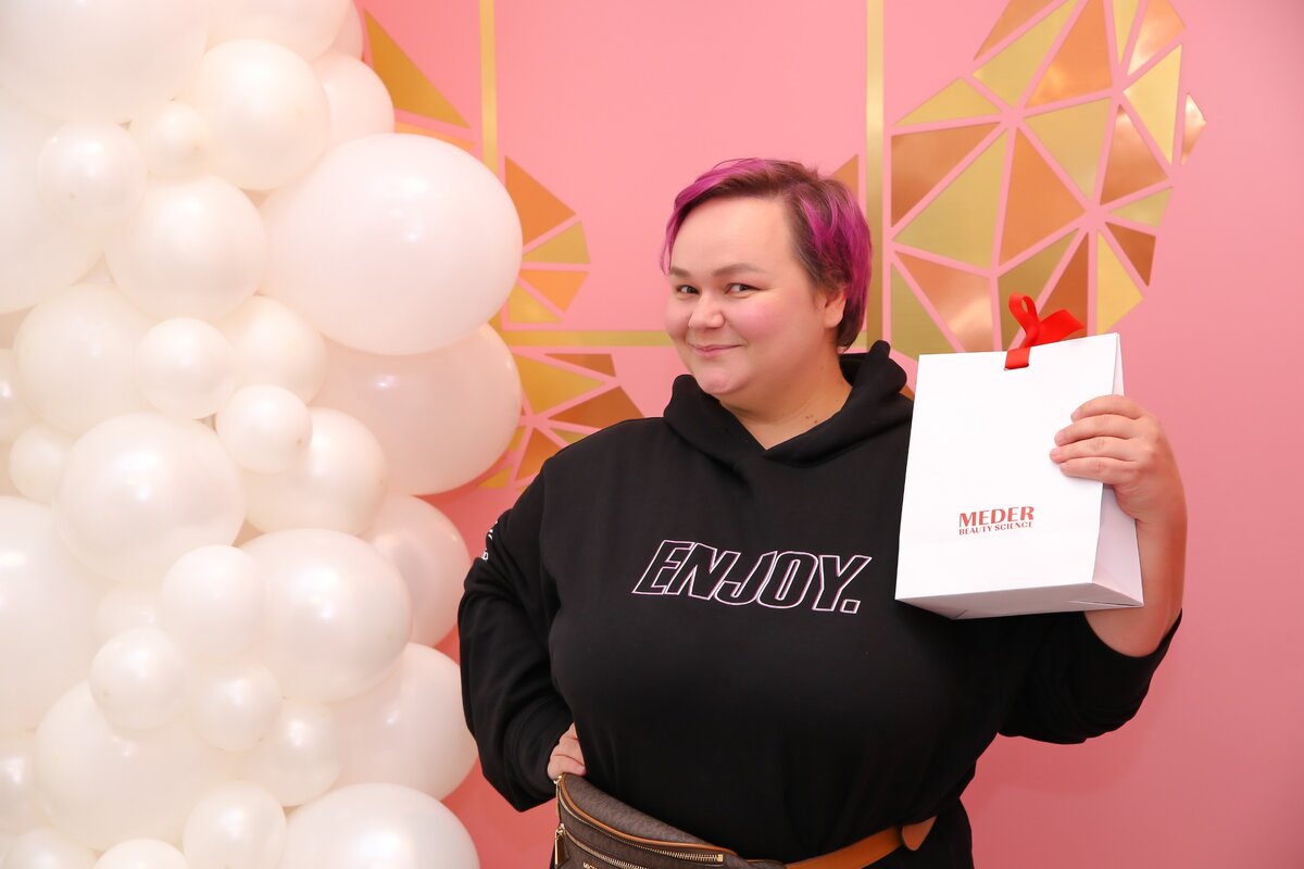 Кожа до процедур (там и тональный крем, и зеленый маскирующий красноту крем). Овал лица на длительной изоляции поплыл