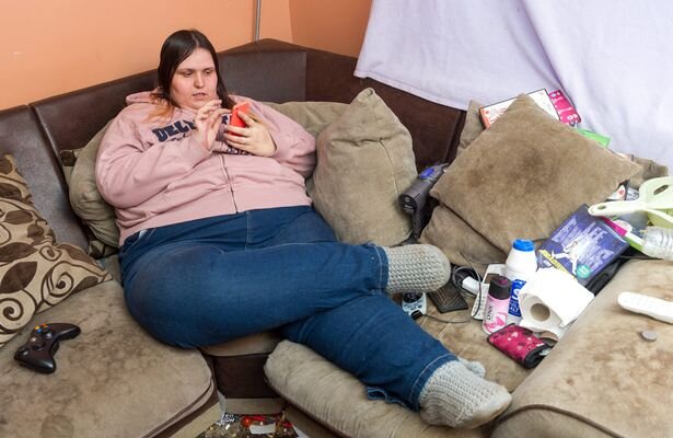 Женщина с болезненным ожирением отказалась от бесплатной операции по снижению веса, предложенной Национальной Службой Здравоохранения, потому что она не хотела терять 75 000 фунтов стерлингов в виде пособия по инвалидности, которое она получала.  
Бывший шеф-повар паба, которой выплачивали по 75000 фунтов стерлингов, потому что была слишком толстой, чтобы работать, отказался от операции по снижению веса, предложенной Национальной Службой Здравоохранения.

Джоди Синклер, страдающая болезненным ожирением в 28 лет  и живущая на пособие по инвалидности и пособие по доходам в муниципальном доме в Питерборо, за который не платит арендную плату, отказалась от неоднократных предложений операции по снижению веса утверждая, что она «не так много ест».

Джоди, которая передвигается на мотороллере, сказала: «Я лучше буду жить, как я, и получать пособие, чем ложиться под нож».

Несмотря на то, что из-за ожирения ее фигура 5 футов 5 дюймов была парализована, Джоди утверждает, что ест всего три раза в день.

Ее средняя дневная порция - это жареный или колбасный рулет на завтрак, бутерброды на обед, чипсы на перекус и большая порция пасты на ужин.

28-летняя женщина получила пособие по болезни в 19 лет, а затем на два года была прикована к постели из-за своего роста.

Когда к ней домой направили диетолога из Национальной службы здравоохранения, чтобы помочь ей похудеть, она отказалась отказываться от ежедневных жарок, утверждая, что они были «упражнением для связи» с ее мамой, которая получает пособие по инвалидности из-за артрита.

Ряд врачей умоляли Джоди-инвалида установить желудочный бандаж, чтобы помочь ей сбросить вес и снова встать на ноги.

Тем не менее, Джоди, страдающая рядом заболеваний, связанных с ожирением, отказывается от операции, утверждая, что ее размер объясняется задержкой жидкости, а не плохим питанием и отсутствием физических упражнений.

Она сказала: «Я ни за кого не ложусь под нож, потому что не думаю, что делаю что-то плохое.

«Врачи продолжают кричать, чтобы я похудела, но я даже не ем так много.

«Мои приготовленные завтраки - мое угощение. Моя мама приходила каждый день, и мы ели колбасу, бекон, бобы и тосты, но диетолог попробовал меня за это.

«Она сказала:« Какой смысл мне идти сюда, если ты не будешь пытаться? », Поэтому я сказал ей больше не приходить. Я не собирался отказываться от завтрака.

Джоди рассказала журналистам, что один врач предположил, что она страдает липедемой, хроническим заболеванием, которое вызывает задержку жидкости в ногах и нижней части тела.

У нее также был диагностирован диабет второго типа, и ей нужно принимать лекарства, чтобы контролировать это состояние.

Джоди сказала: «Каждый раз, когда я иду к врачам, они говорят мне, что я умру, если не похудею. Но никто из них не понимает, что у меня есть заболевание, из-за которого у меня такой вес.

«Я ем картошку и макароны, а не еду на вынос, так что это не моя вина.

«Они не верят мне, что я не ем слишком много, поэтому мне пришлось купить собственный самокат - Национальная служба здравоохранения не предоставила его. Мой парень купил его для меня, чтобы я могла уйти ».


Огромное беспокойство: врачи говорят, что Джоди нужна спасительная операция.

Джоди получает ежемесячное пособие по инвалидности в размере 315 фунтов стерлингов и 360 фунтов стерлингов в качестве поддержки по доходам, а также бесплатное жилье.

Из-за своего веса ей теперь также помогают купаться.

Она объяснила: «Ко мне приходят сиделки, моют мне ноги и следят за тем, чтобы я была чистой, потому что в противном случае я могу заразиться инфекцией, а это было бы ужасно.

«Я живу со своим парнем, и он тоже не работает, но я не хочу, чтобы он делал это за меня - это не его работа».

Джоди считает, что ей также следует иметь право на бесплатную уборку, потому что она «слишком большая», чтобы поддерживать домашнюю гигиену.

Она добавила: «Раньше я просила опекунов менять наполнитель для кошачьих туалетов и помогать мне с уборкой, когда они приходили, но теперь они всегда слишком заняты, поэтому мне приходится все делать сама.

«Я не могу встать на пол и убираться, поэтому это вызывает серьезные проблемы.

«Приходят инспекторы совета и критикуют меня за то, что я поленился делать уборку, но я не могу этого сделать.

«У меня проблемы с ними из-за того, что они держат это место в грязи. Но если они хотят, чтобы он был в первозданном виде, им нужно помочь мне ».

Врачи говорят, что единственное, что может спасти Джоди от преждевременной смерти, - это спасительная операция по снижению веса, которую она отказывается принимать.

Она сказала: «Они думают, что знают все, но я знаю лучше. Я знаю, что эта операция мне не поможет, поэтому им нужно работать со мной, как я».
