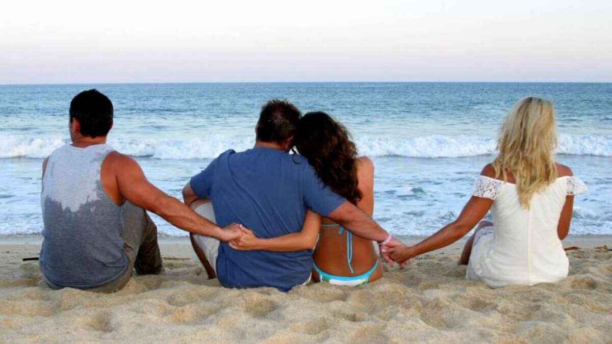 Женат и в активном поиске!