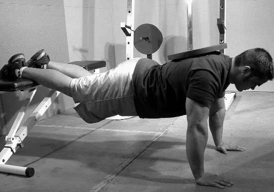 Отжимания – самое простое и доступное, но при этом очень эффективное, упражнение для развития плечевого пояса, не требующее абсолютно никакого дополнительного инвентаря. На протяжении многих лет начинающие спортсмены задаются вопросом: можно ли отжиматься от пола каждый день? Давайте разберемся, реально ли добиться каких-то результатов, выполняя отжимания от пола каждый день. 
Ежедневные отжимания в качестве зарядки

Полноценную тренировку из отжиманий каждый день проводить, как мы выяснили ранее, нецелесообразно. Другое дело, если выполнять отжимания от пола каждый день в качестве зарядки.



Еще с раннего детства нас учили, что по утрам необходимо делать зарядку, чтобы весь день быть в тонусе и в хорошем настроении. И отжимания всегда были одним из элементов этой зарядки наряду с приседаниями и различными махами руками. Именно отжимания приводят мышцы верха тела в тонус. Ниже приведем несколько аргументов, которые позволят понять, почему же так полезно каждый день по утрам отжиматься от пола.



- Повышение выносливости;

- Улучшение работы дыхательной и кровеносной систем;

- Разминка мышц и суставов, которые «залежались» за ночь;

- Тонус мышц, дающий заряд бодрости на весь день.



Важно понимать, что по утрам достаточно выполнить 2-3 подхода по 60-80% от вашего максимального результата в отжиманиях или просто, допустим, по 15-20 раз.



Этого будет достаточно, чтобы наполнить мышцы кровью и кислородом. Нет абсолютно никакой необходимости перегружать свой организм, ведь впереди еще целый день, и силы вам точно понадобятся

Что будет, если отжиматься каждый день до мышечного отказа

Конечно, кто-то посчитает, что 2-3 подхода по 15-20 отжиманий – это слишком мало и решит выполнять каждый подход до состояния полного мышечного отказа. Но такие нагрузки на протяжении нескольких дней подряд не принесут никакой пользы, а напротив – навредят организму.



Среди негативных последствий ежедневного мышечного отказа можно выделить:



- Переутомление и истощение мышц, что в свою очередь приведет к уменьшению мышечных объемов;

- Постоянное чувство усталости в плечевом поясе;

- Риск получения травм и возникновения заболеваний суставов.



Cамо по себе это упражнение не поможет серьезно прибавить в мышечных объемах и силовых показателях, но несколько десятков отжиманий от пола каждый день будут полезны абсолютно всем: и мужчинам, и женщинам, и детям. Отжимайтесь по утрам, чтобы быть в тонусе в течение всего дня!