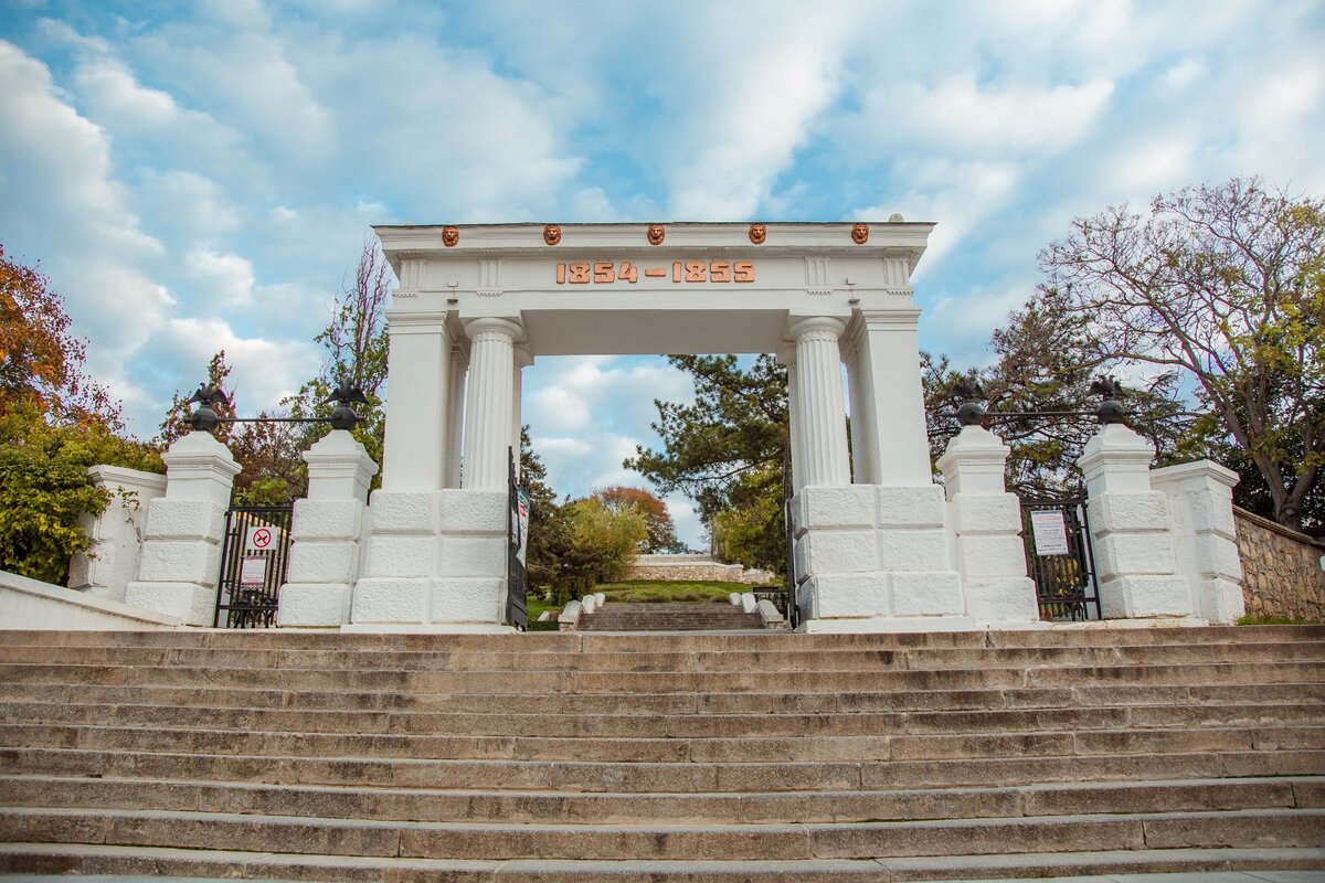 Ворота-пропилеи на входе в Малахов курган.