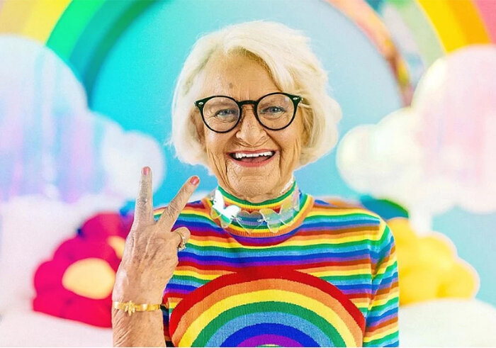 Эти экстравагантные дамы близки миру моды, как никто другой – и потому рекомендации стилистов «для женщин за…» вызывают у них только смех. Они не боятся казаться странными, смешными, непохожими ни на кого на свете. Они не приемлют запретов и сами создают тренды, их образы копирует молодежь, а главный их девиз – радоваться жизни, пока не поздно. В конце концов, когда, как не в 80 лет, щеголять в радужном купальнике или шляпе с британским флагом?