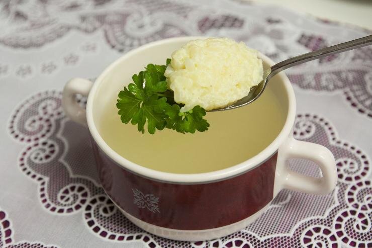  Рыбное консоме с клецками.