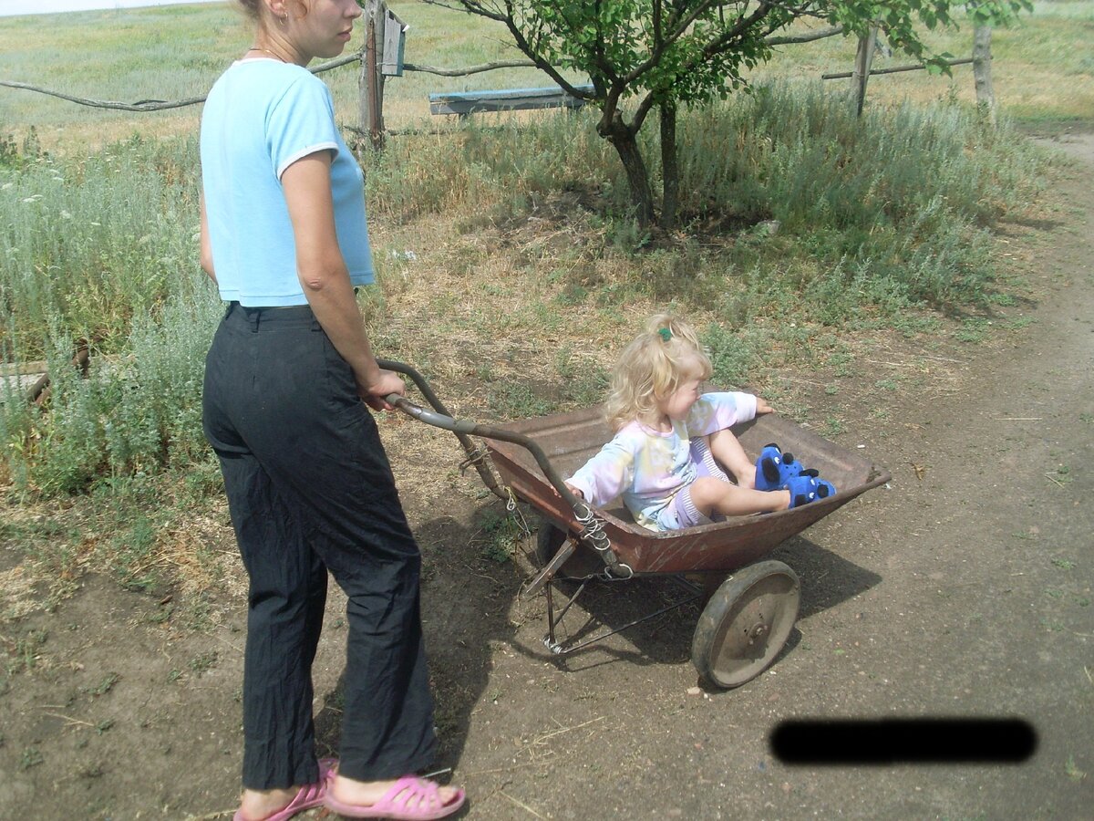 В деревне главное что: найти на чердаке смятые штаны, в сарае взять рабочие шлепанцы, не забыть тачку для травы, а то кроли изголодались. И никто не видит....Ну классно же?!