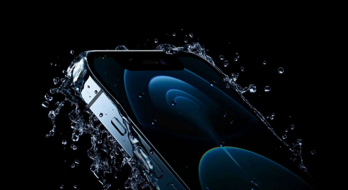 Итальянская антимонопольная служба оштрафовала Apple за обман пользователей. Компания продвигала iPhone как водонепроницаемое устройство, но это не совсем правда.