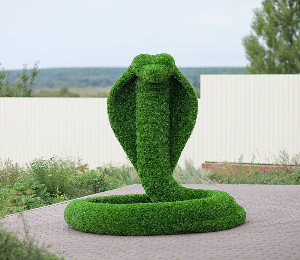 Что такое топиарная скульптура?
Это декоративная садовая фигура с основой из стеклопластика и покрытием из искусственного газона.-2-2