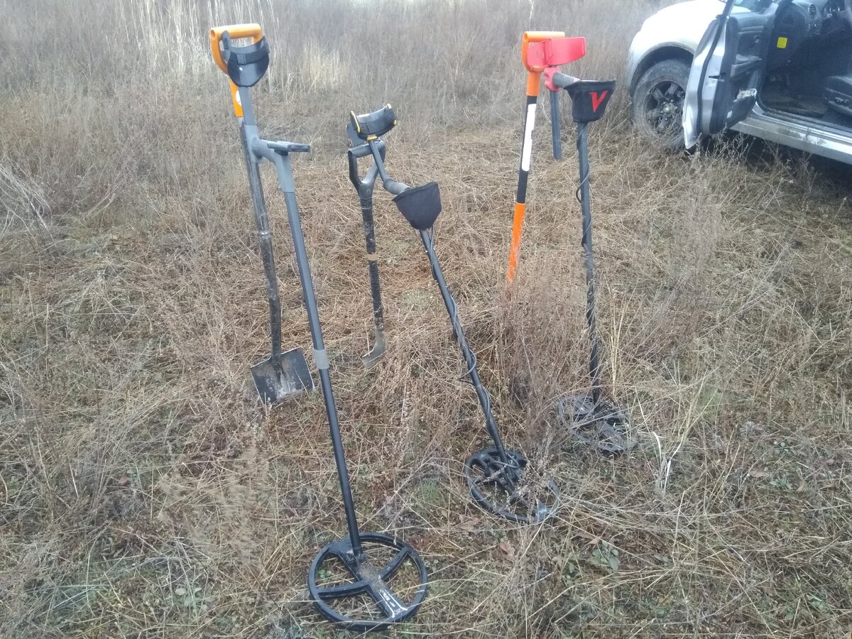 Металлоискатели: XP Deus, Garrett Ace 250, Minelab Vanquish 540.