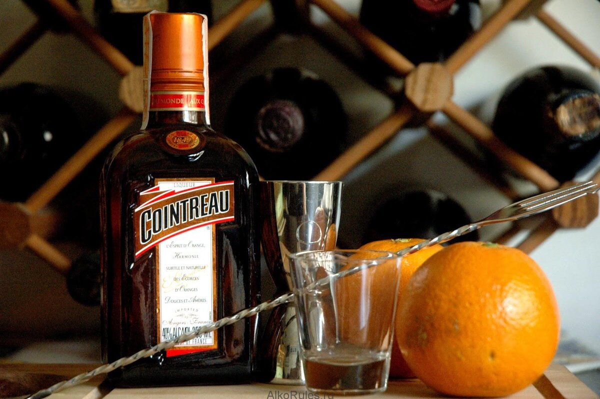 Куантро́(от франц. Cointreau) —французский крепкий спиртной напиток,  прозрачный ликер с цветочно-фруктовым ароматом | Типичный бармен | Дзен