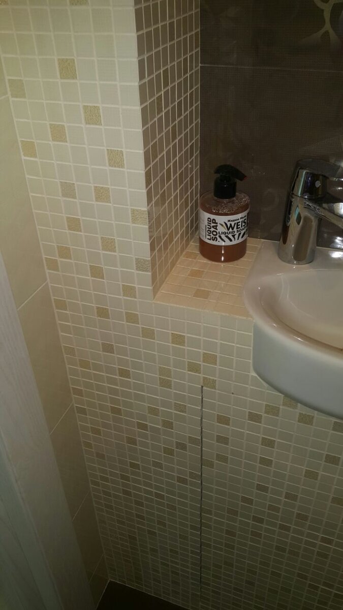 И здесь запил мелкой мозайки на 45. Под раковиной люк скрытого монтажа.