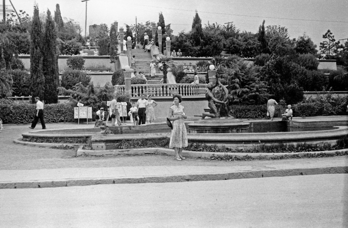 Старая алушта. Алушта Крым СССР. Алушта 1970. Алушта набережная СССР. Алушта дача Стахеева фонтан ретро.