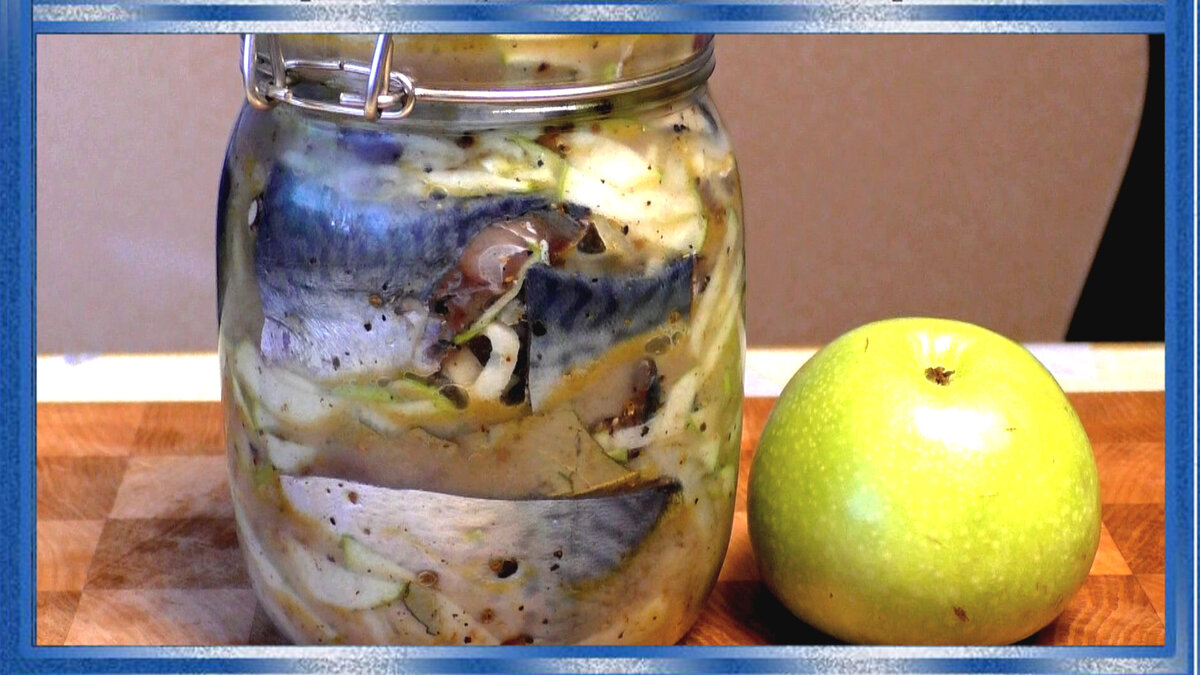 Малосольная скумбрия, скумбрия малосольная в банке с яблоком и луком,