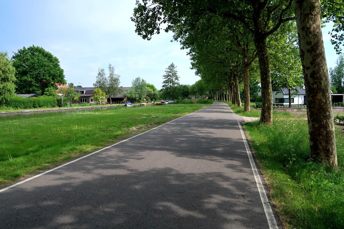 Деревня Хармелен. Между домами дорога и канал.