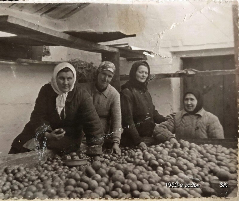 Бабушка на снимке справа, сидит.