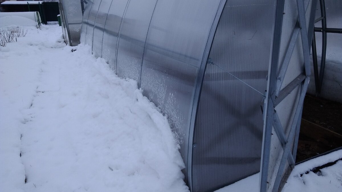 Чем обработать землю в теплице зимой. Защитить поликарбонат от снега. Принцип работы теплиц зимой Луховицы. Чем обработать крышу теплицы на зиму чтобы не задерживался снег.
