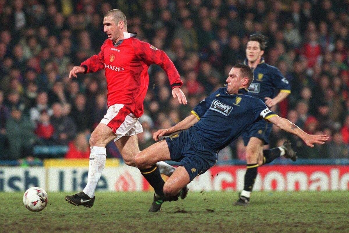 Винни Джонс делает подкат Эрику Кантона, фото с матча.