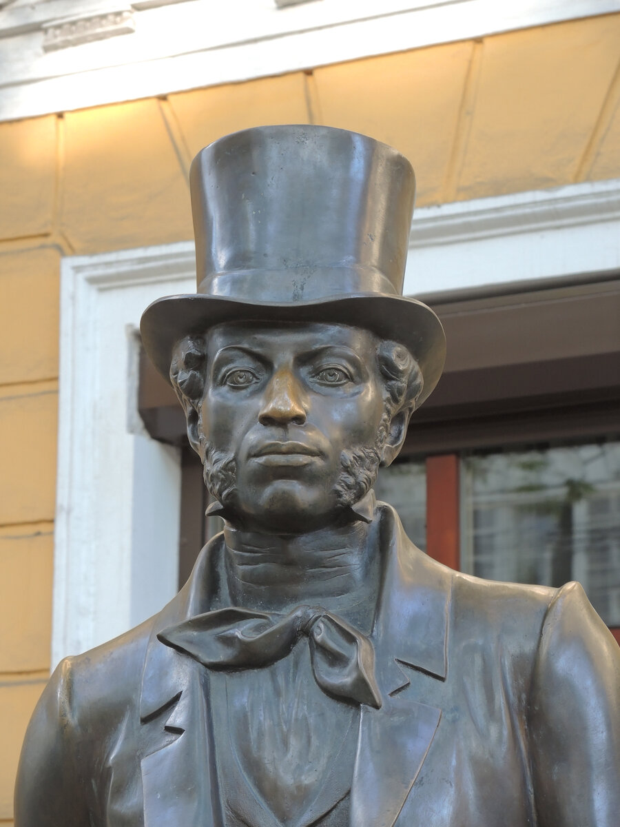 Памятник А.С. Пушкин в любимом головном уборе (цилиндре)