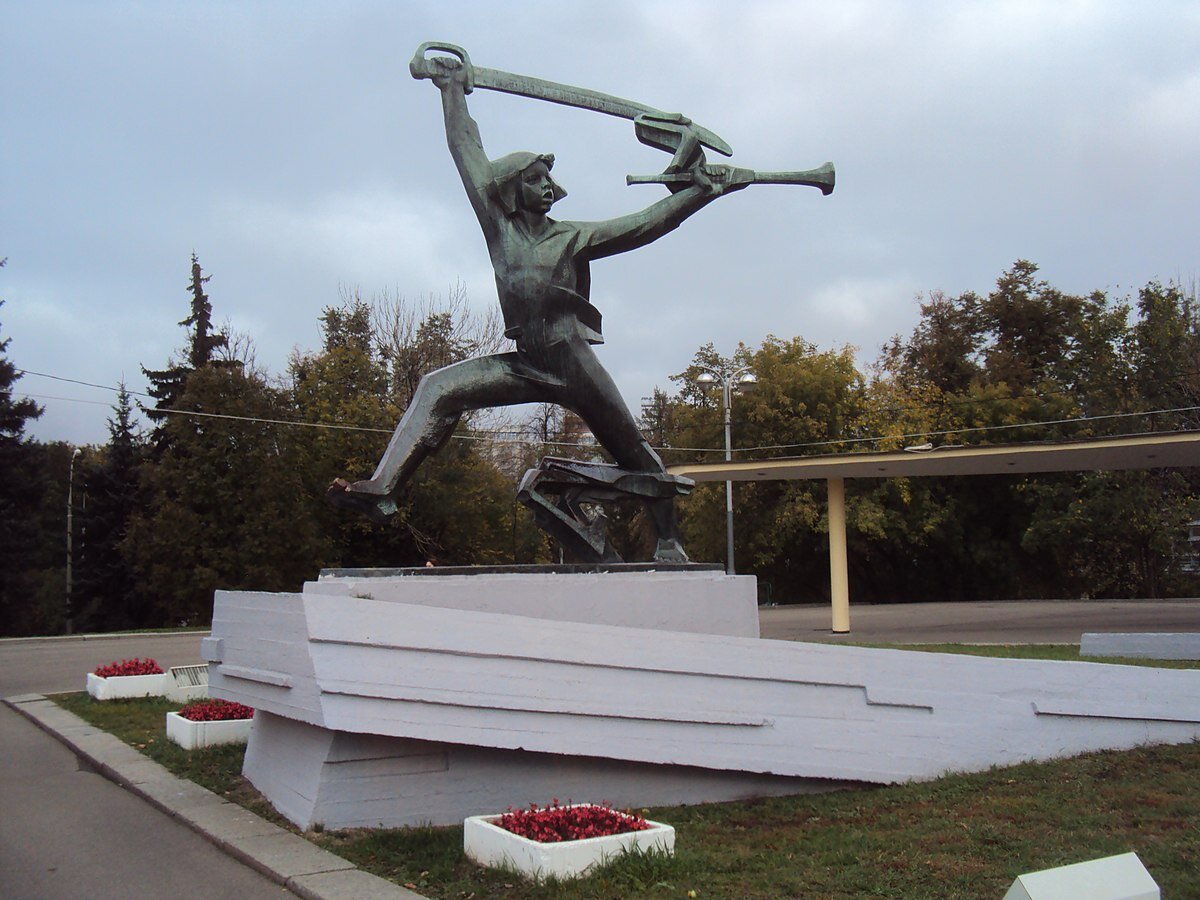 Скульптура Мальчиш-Кибальчиш на улице Косыгина в Москве / Источник: Wikimedia