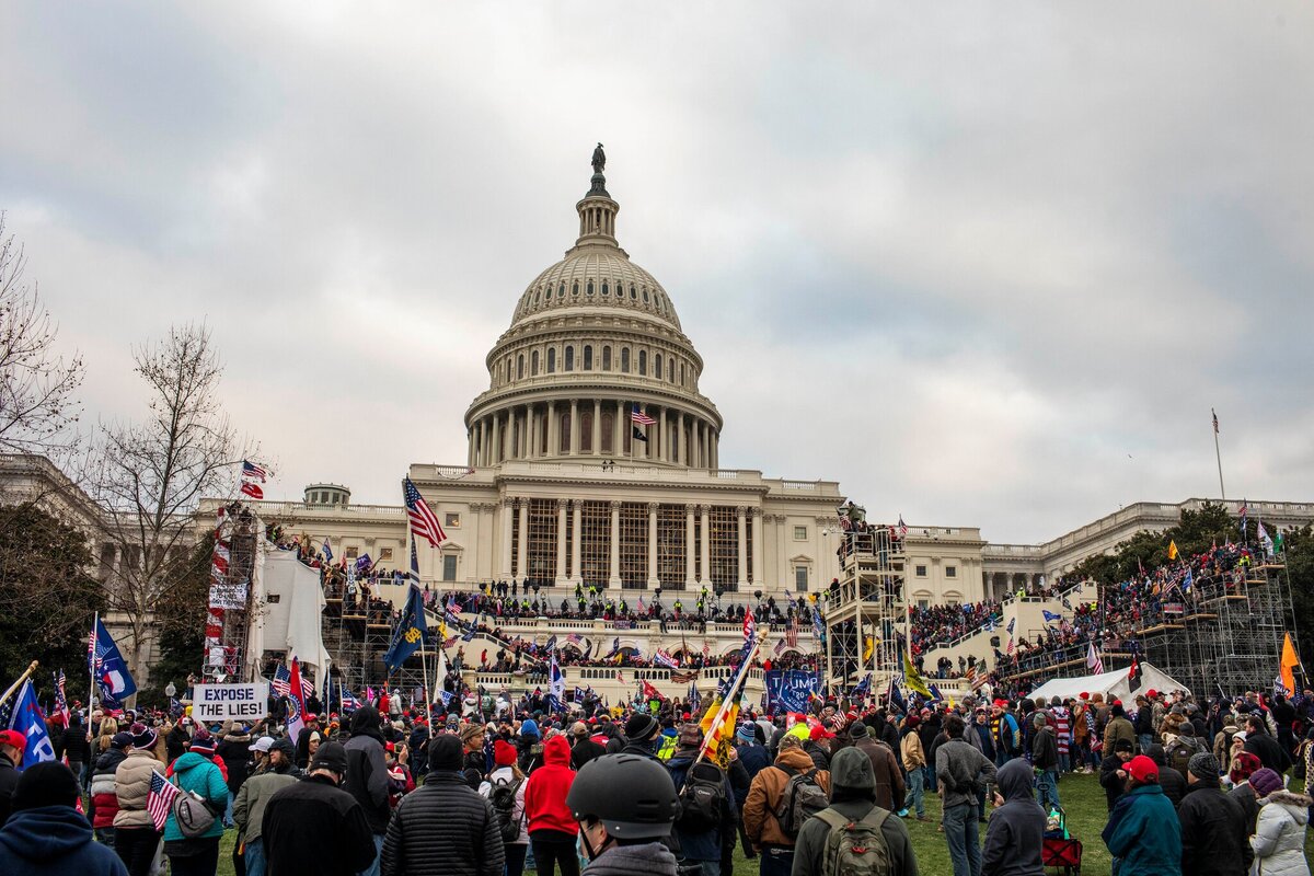 Толпа окружила Капитолий в среду после митинга Трампа