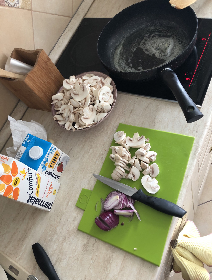 Подготовленные грибочки и лук. Сковорода уже разогрета