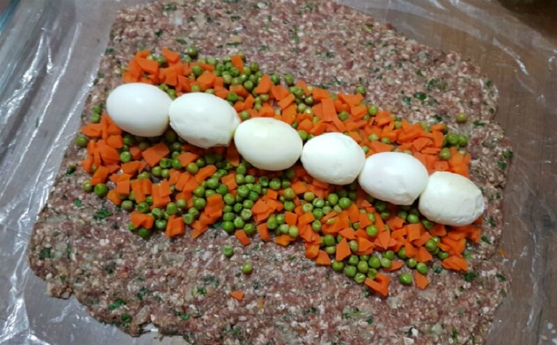 Мясной рулет с овощами и яйцом на замену надоевшим котлетам