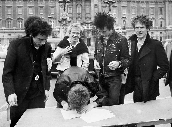 Группа Sex Pistols подписывают контракт у Букингемского дворца в 1977 году. Фото: Guardian