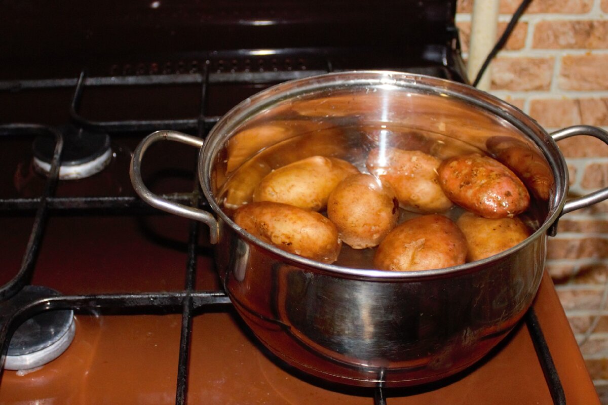 картофель молодой, варится примерно 10 минут. 