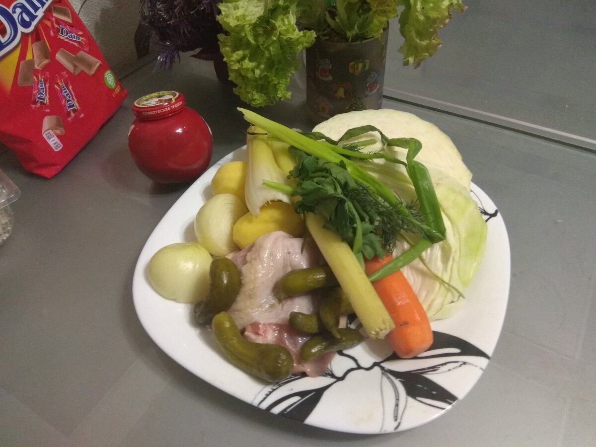 Ингредиенты для тушеной капусты с картошкой, мясом и томатной пастой