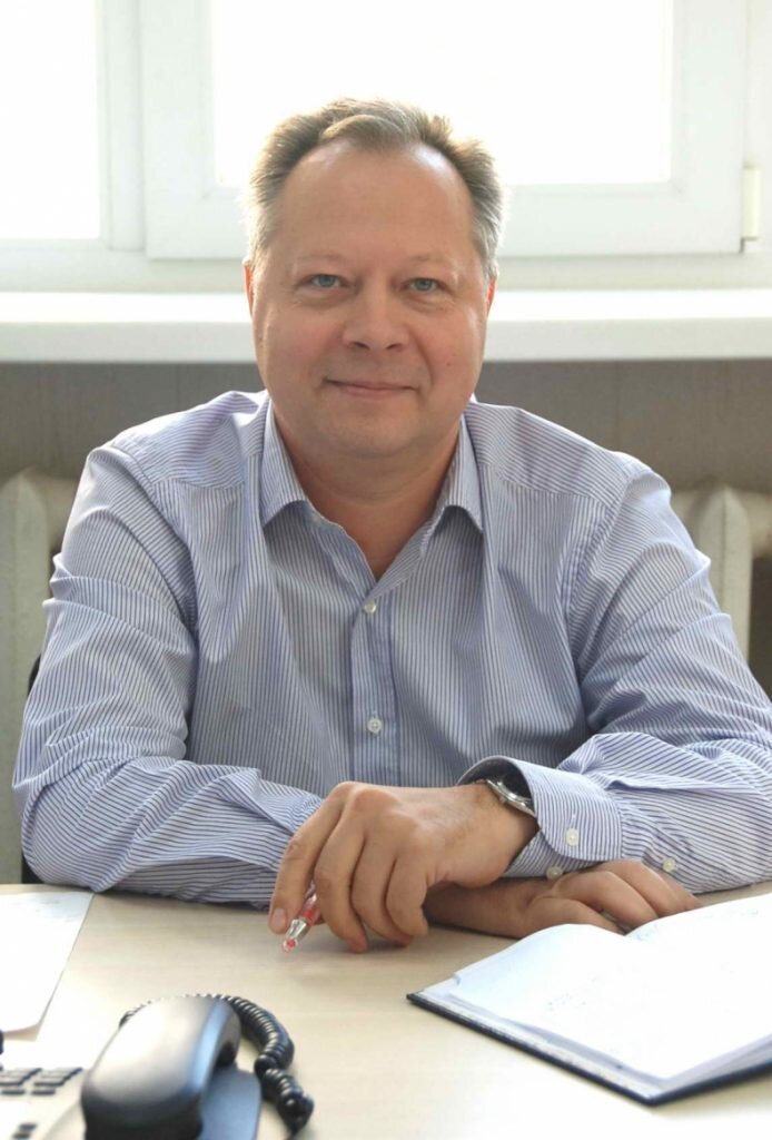 Игорь Шкопинский, вице-президент «Союз проектировщиков России» рассказал, почему  необходимо обеспечение транспортной доступности для малонаселенных территорий: «В настоящий в РФ ежегодно вводится 365 тысяч квартир в многоквартирных и жилых домах и 270 тысяч индивидуальных жилых домов. Весь этот объем требует обязательного транспортного обеспечения, если мы хотим достигнуть пространственного развития по стратегии, которая утверждена Правительством. Для достижения целевых показателей, которые обозначены в указах Президента необходимо опережающее развитие транспортной инфраструктуры. Перед сообществом градостроителей стоит не просто глобальная задача по предоставлению комфортных условий жизни в современном городе, но и задача по устойчивому развитию территорий России. Уплотненная застройка и программа реновации нам таких возможностей не предоставляет, а строительство индивидуальных жилых домов как раз требует транспортного обеспечения свободного под застройку территорий. Решением этой проблемы должно стать преобразование улично-дорожной сети, а именно транспортное обеспечение территорий, новых жилых массивов, за пределами агломераций, дорогами общего пользования с твердым покрытием. Улично-дорожная сеть и транспортная доступность в жилищном строительстве характеризуются слабой и отложенной обеспеченностью и обусловлено это масштабами страны, утратой ранее заселенных внутренних пространств, высокой стоимостью строительства и эксплуатации автомобильных дорог, неоднородностью и дисгармонией существующей жилой застройки. Обеспечение транспортной доступности я считаю — приоритетом, потому что она является драйвером экономического роста. Импульс развитию транспортной инфраструктуры, обеспечивающей пространственное развитие территорий, может дать определение приоритетных регионов, где будет производиться зонирование и выработка современных стандартов транспортной политики. Приведу в пример Волгоградскую область, где в рамках федеральной программы «Устойчивое развитие сельских территорий» освоено порядка 270 млн рублей, 36 домов обеспечено дорогой с твердым покрытием в 2 км».