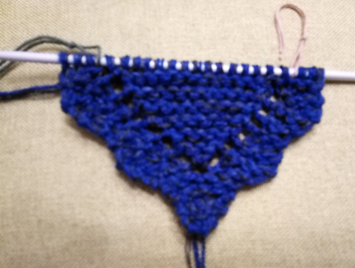 Формируется нижний угол шарфа