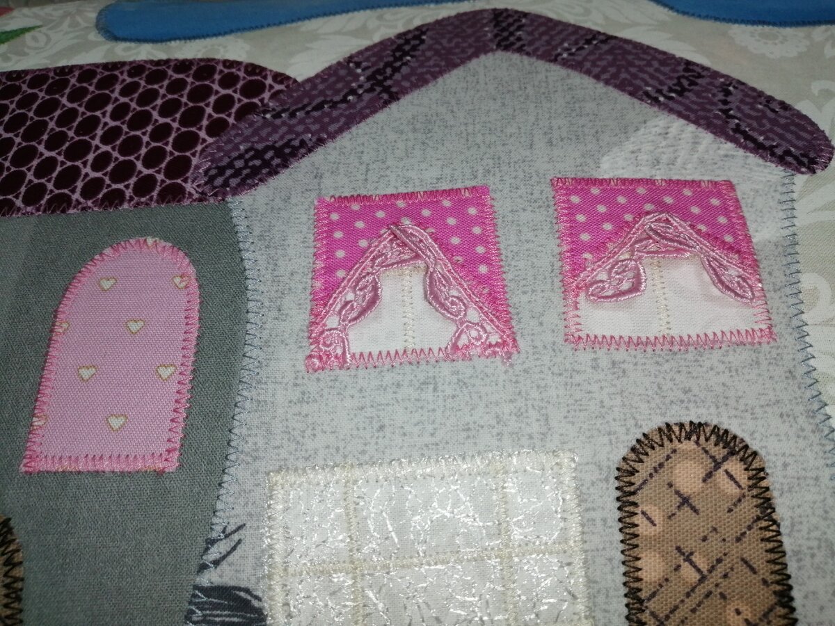 С окнами первого дома украшены вышивкой их размер 3*4 см