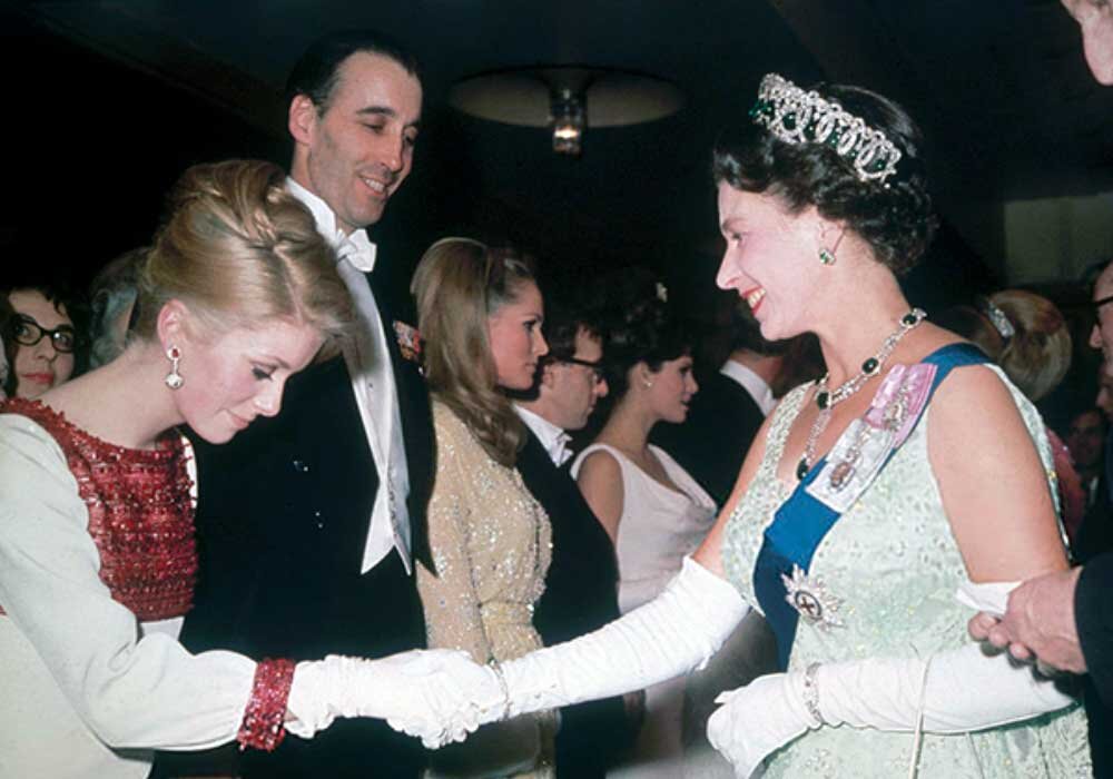 Денёв в своем перовом платье от YSL и Елизавета II // фото: spletnik.ru