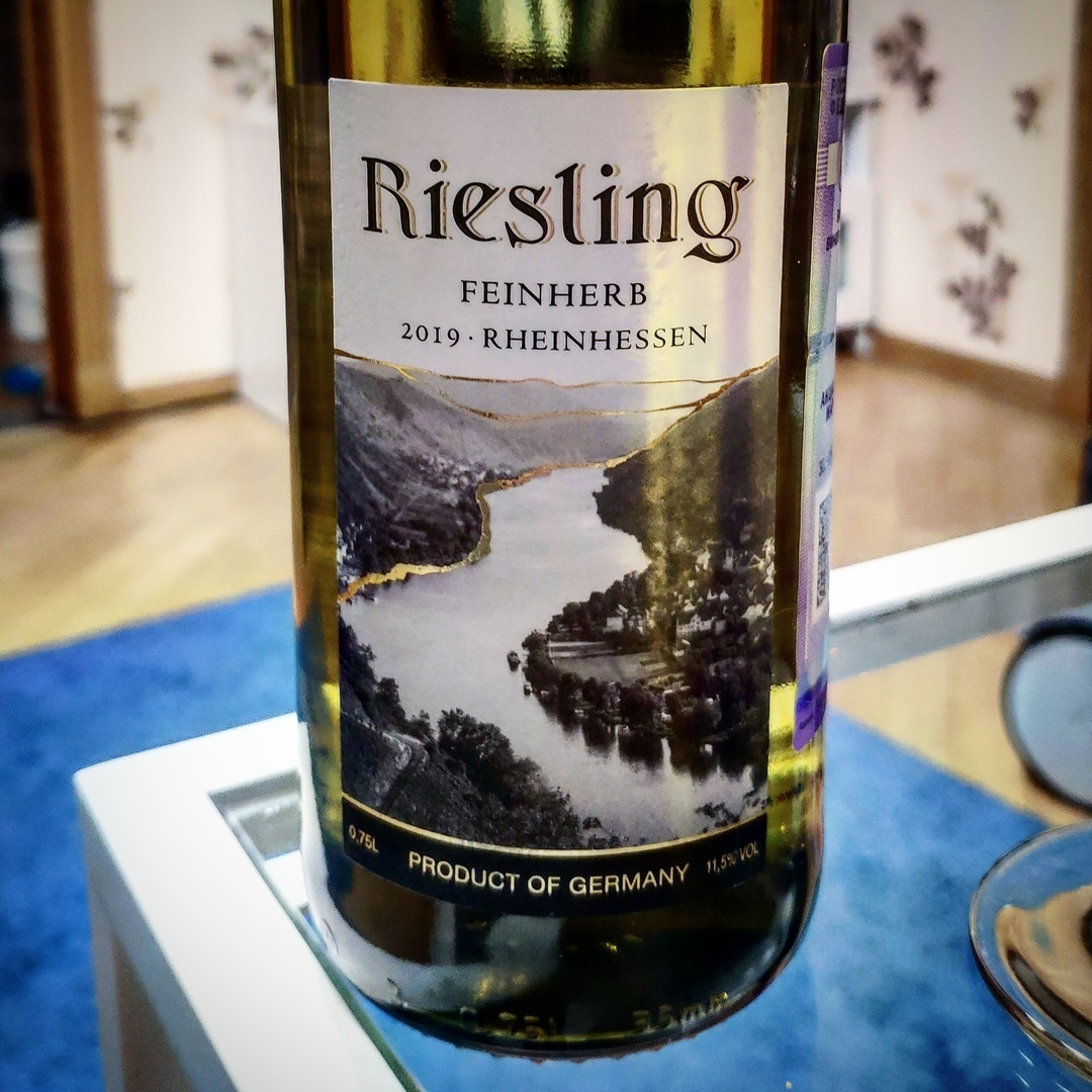 Немецкий рислинг вино белое. Рейнхессен Германия Рислинг вино. Вино Riesling Feinherb 2019 Rheinhessen. Вино Riesling Feinherb Rheinhessen 2018. Вино белое полусухое Riesling Rheinhessen Feinherb.