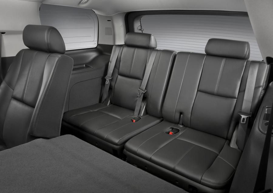 Третьим рядом. Chevrolet Tahoe третий ряд. Chevrolet Tahoe 2022 салон сзади. Chevrolet Tahoe 3 ряд сидений. Шевроле Тахо третий ряд сидений.