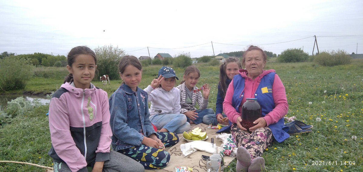 Справа налево; Бабушка Люция, Элайла, Кристина, Саша, Полина и Элина.