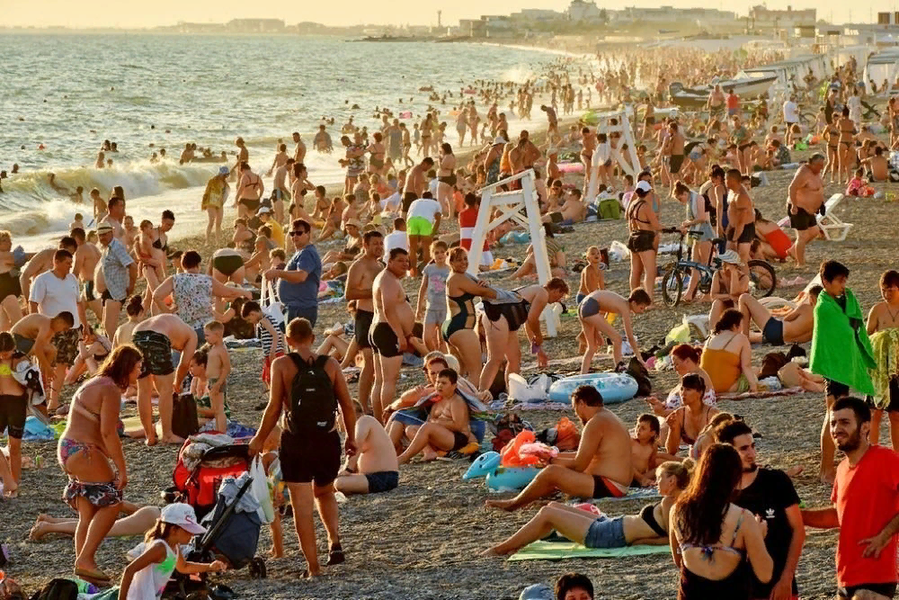 Люди на пляже. Много людей на пляже. Переполненные пляжи Крыма. Много народу на пляже.