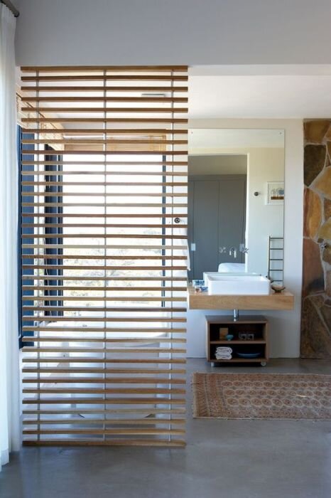 Применяем для разделения пространства в ванной деревянную перегородку.