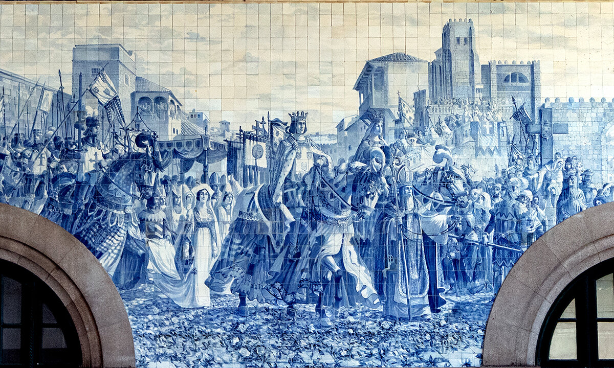 Жуан I приезжает в Порту, чтобы отпраздновать свою свадьбу с Филиппой Ленкастерской плиточное панно на железнодорожном  вокзале Сан-Бенту в Порту. Автор Жорж Куласу