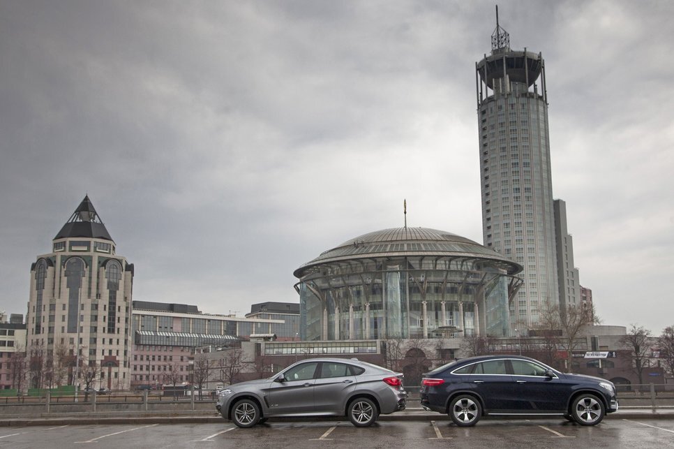 Начальная цена на BMW X6 ниже, чем на Mercedes-Benz GLE Coupe — 4 200 000 рублей и 4 700 000 рублей соответственно. Но оснащение дополнительными опциями довело стоимость Х6 до 6 116 500 рублей, тогда как так же прекрасно укомплектованный GLE стоит «всего» 5 682 470 рублей. Одна из самых затратных опций для BMW — М-пакет, который был установлен на наш тестовый BMW