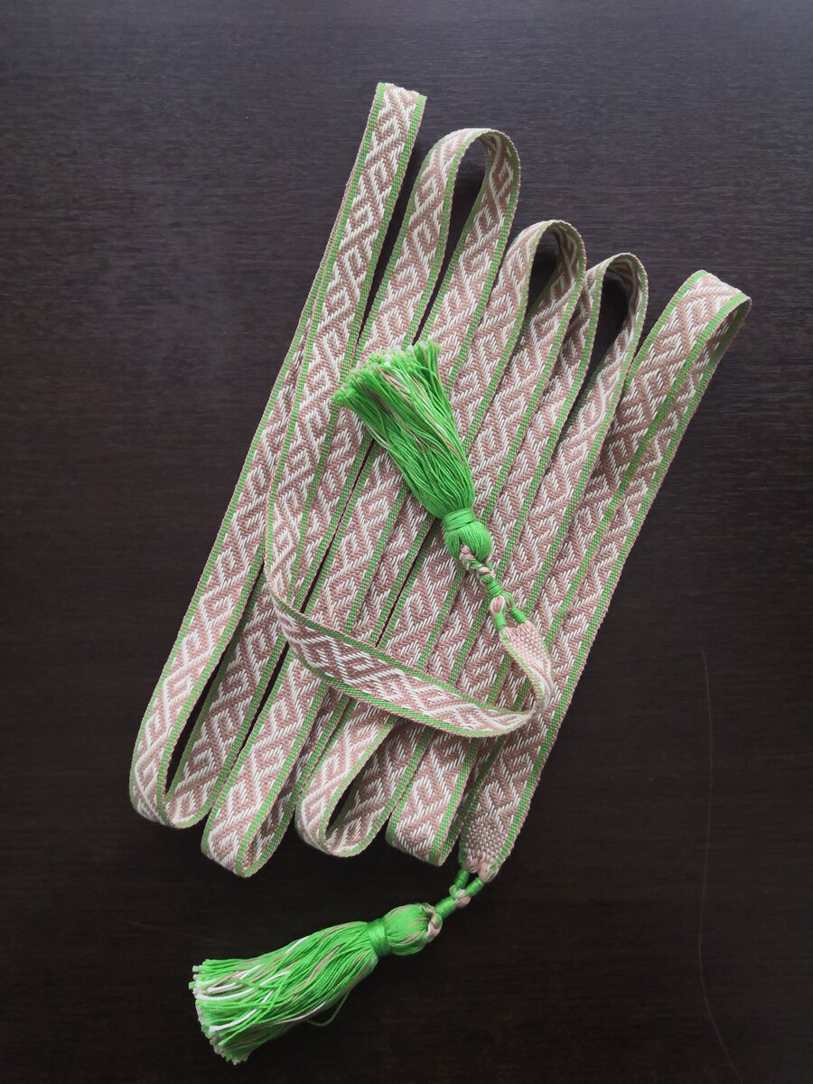 Пока училась, соткала ещё вот такой пояс. Он выполнен из более тонких и шелковистых нитей