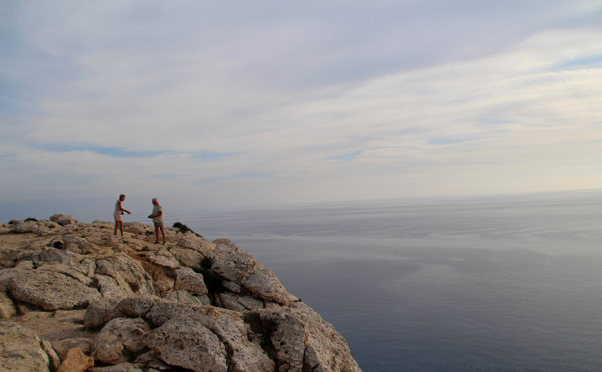 Пожилая чета вскарабкалась на мыс Каво Греко на Кипре. Позировали друг другу, делали красивые фото. Этой паре на двоих лет 170, не меньше. Ведь молодцы же! Фото автора.