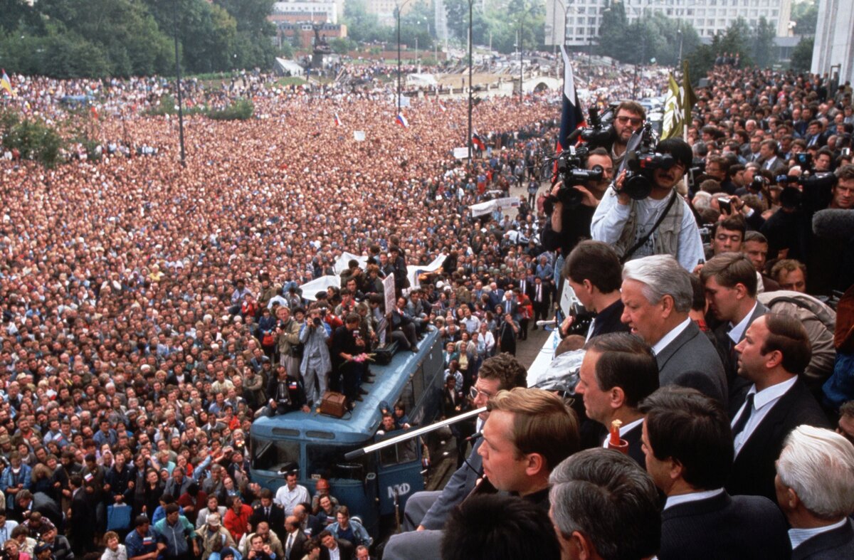 Москва  1991. Митинг.  Изображение    из  открытых  источников.