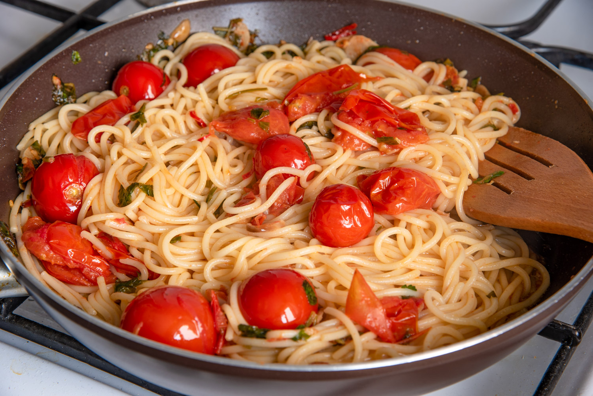 Спагетти с помидорами и сыром в духовке. Паста Помодоро. Аль помидоро. Паста Помодоро с черри. Паста с помидорами черри.